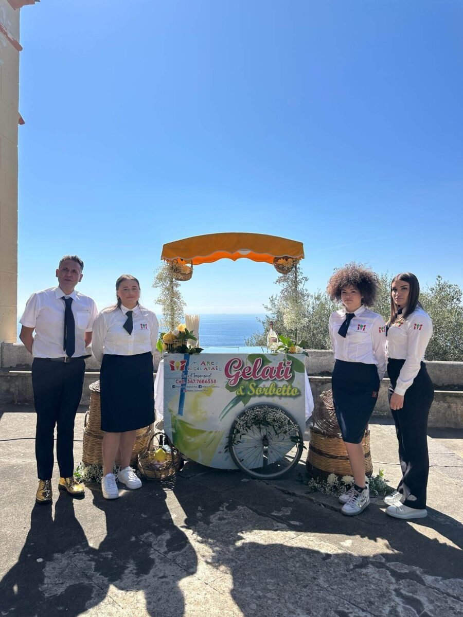 team Marco il Gelataio con carretto sorbetti per eventi in Campania